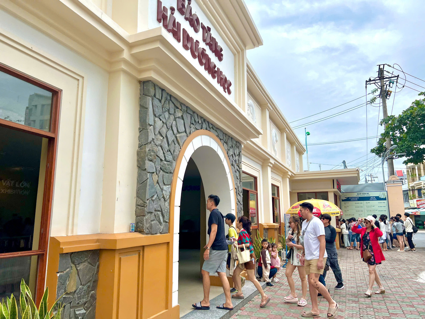 Khách tham quan Bảo tàng Hải dương học (TP Nha Trang, tỉnh Khánh Hòa) trong ngày đầu năm mới.