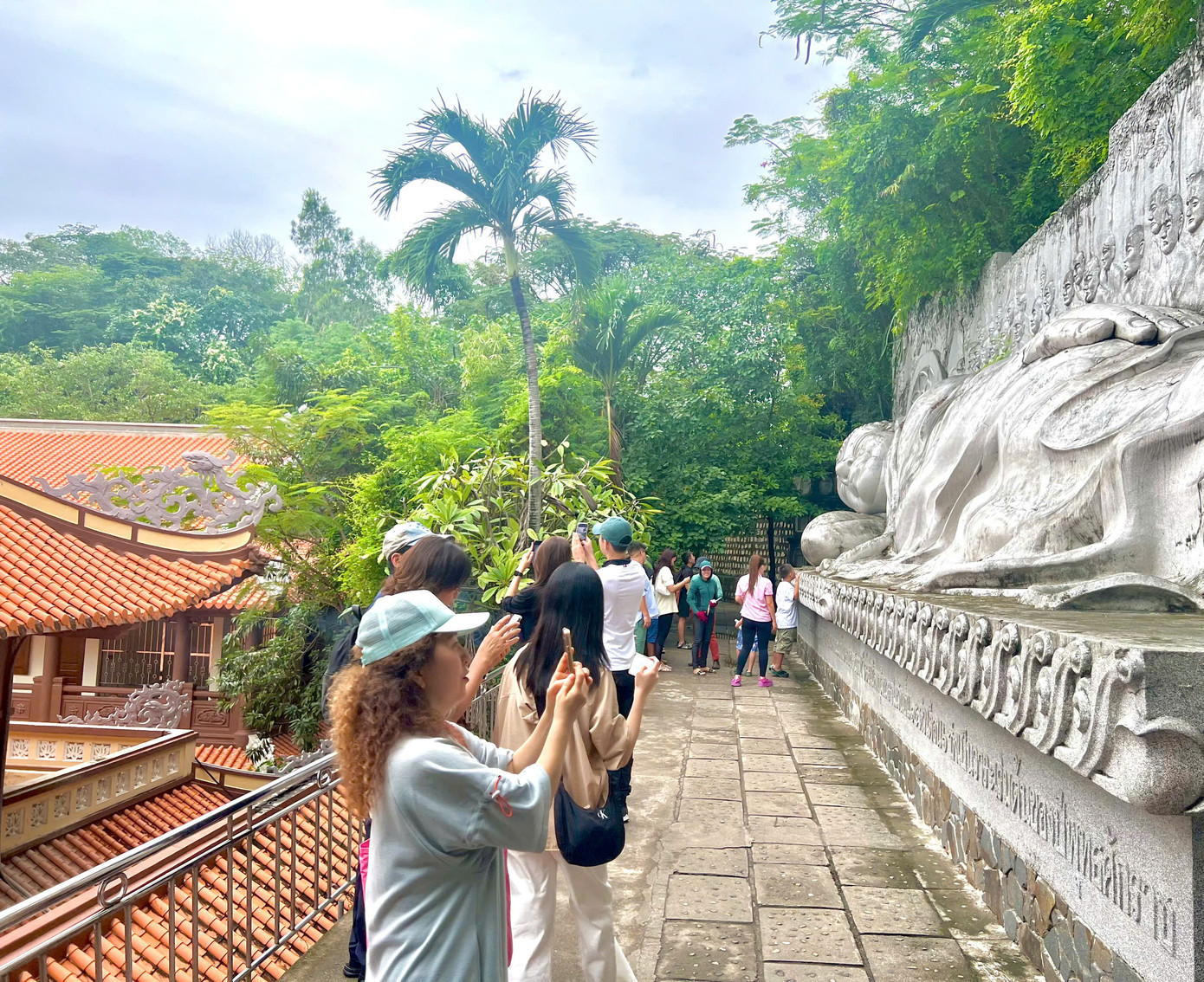 Du khách đến tham quan chùa Long Sơn (TP Nha Trang, tỉnh Khánh Hòa) không đông so với ngày thường.