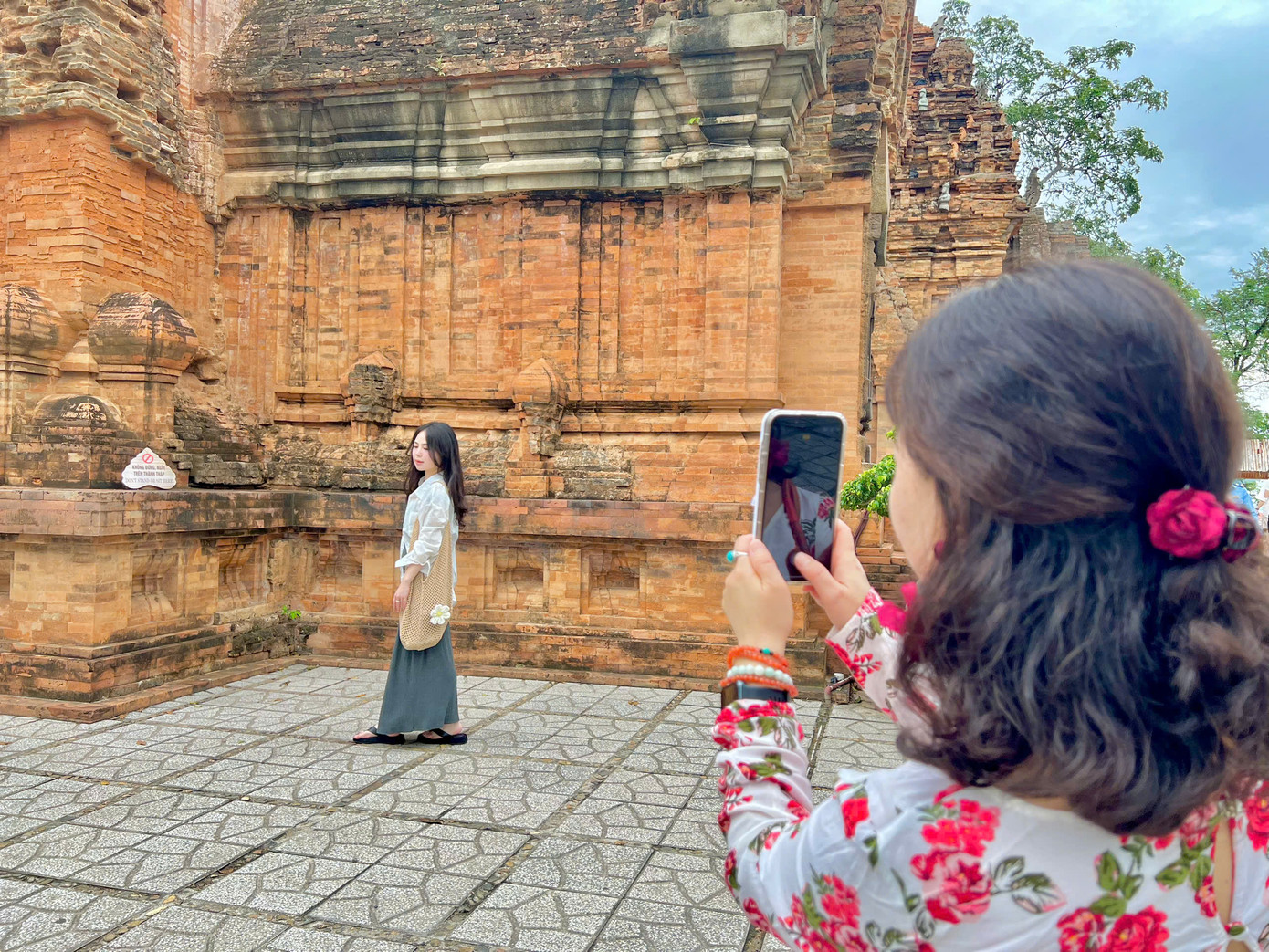 Du khách tranh thủ chụp hình lưu niệm ở Di tích Tháp Bà Ponagar.