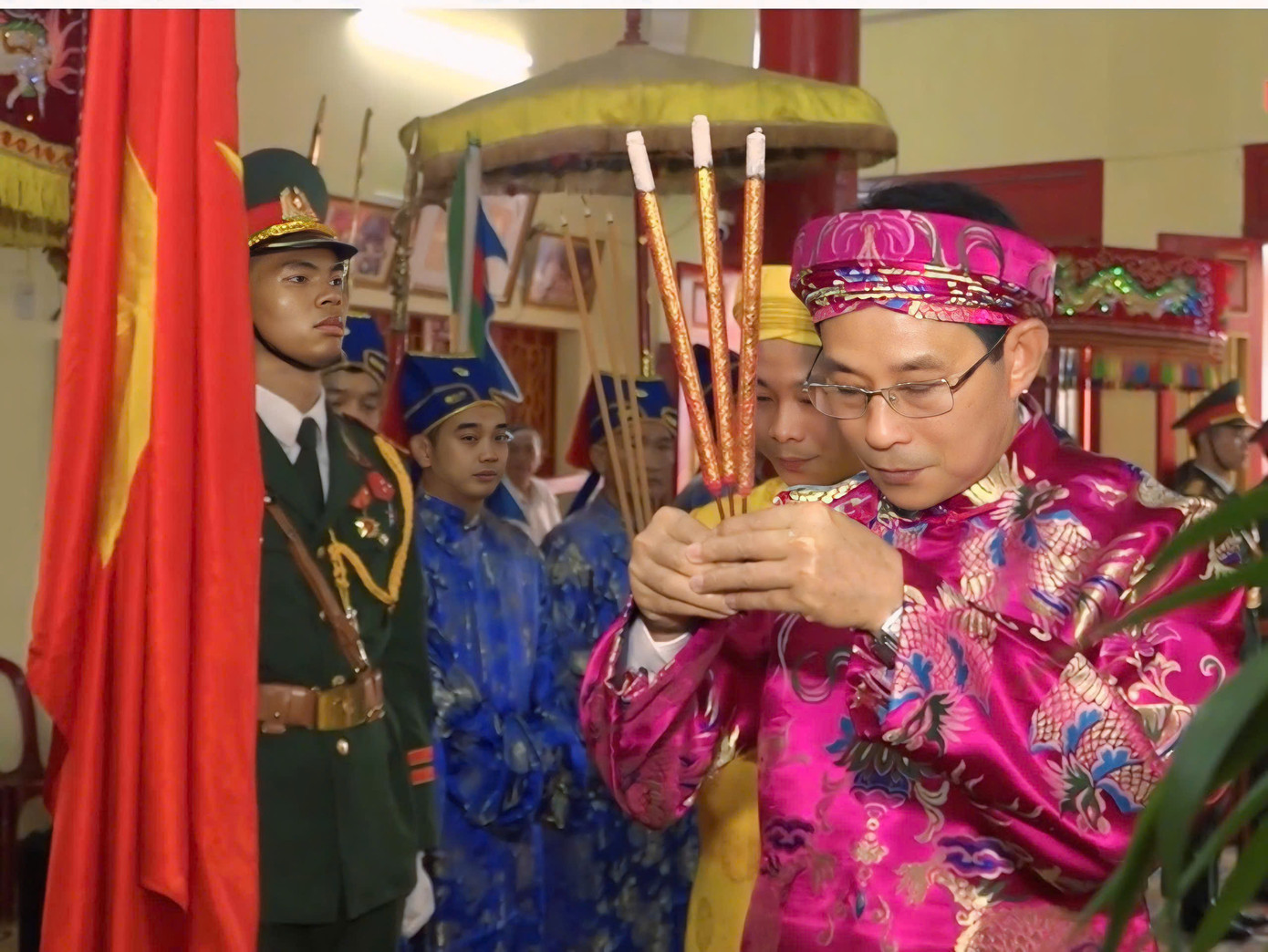 Các nghi thức dâng hương tại Đền Hùng Vương ở TP. Nha Trang được tổ chức trang trọng. Các nghi thức dâng hương tại Đền Hùng Vương ở TP. Nha Trang được tổ chức trang trọng.