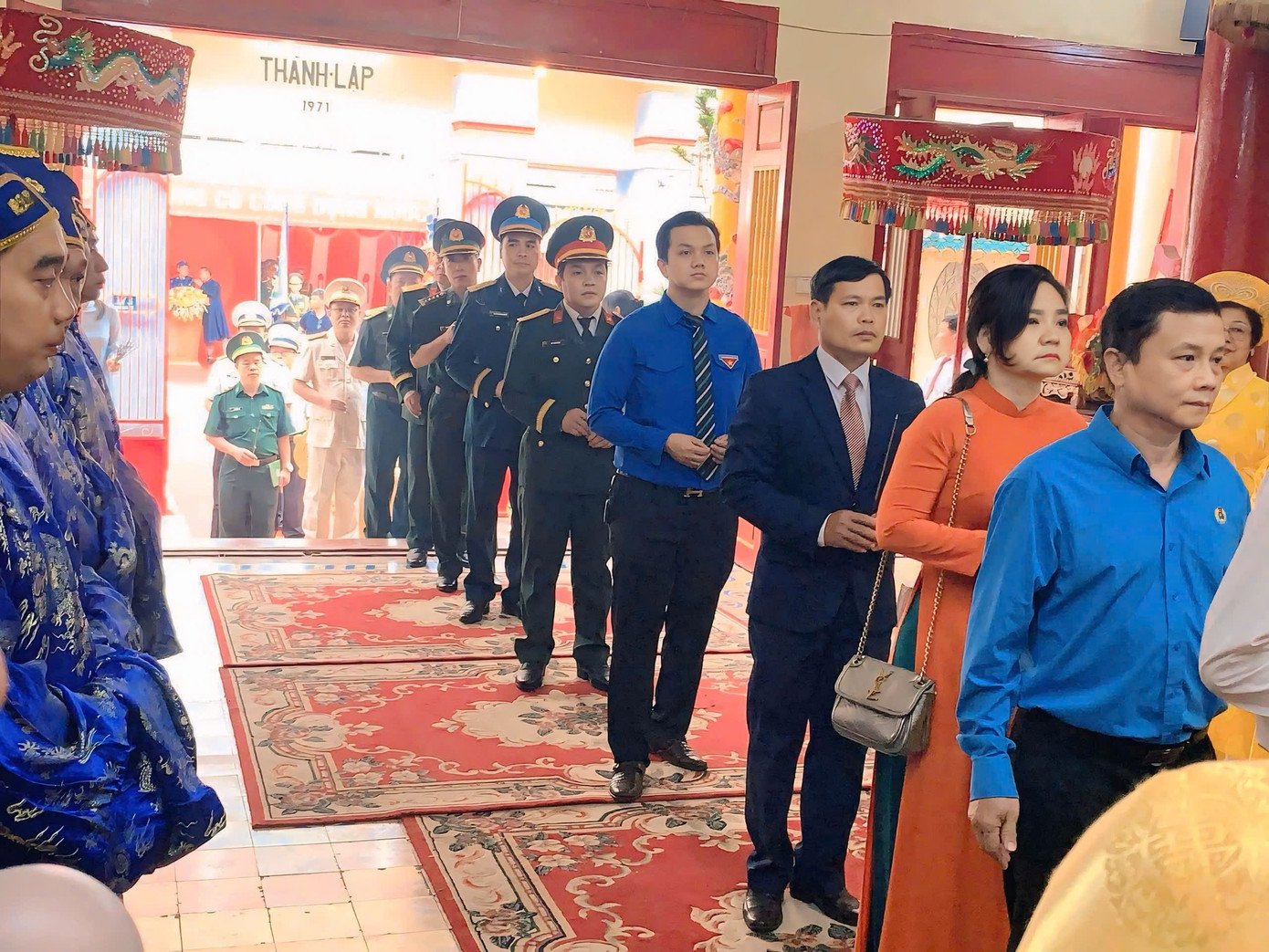 Các đoàn đại biểu lần lượt vào dâng hương các Vua Hùng nhân ngày Giỗ Tổ. Ảnh: H.T Các đoàn đại biểu lần lượt vào dâng hương các Vua Hùng nhân ngày Giỗ Tổ. Ảnh: H.T