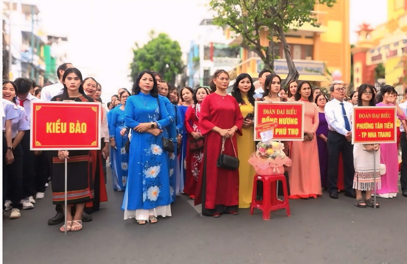 Kiều bào người Khánh Hòa, hội đồng hương Phú Thọ ở Khánh Hòa cũng đến để dâng hương lên các Vua Hùng. Kiều bào người Khánh Hòa, hội đồng hương Phú Thọ ở Khánh Hòa cũng đến để dâng hương lên các Vua Hùng.