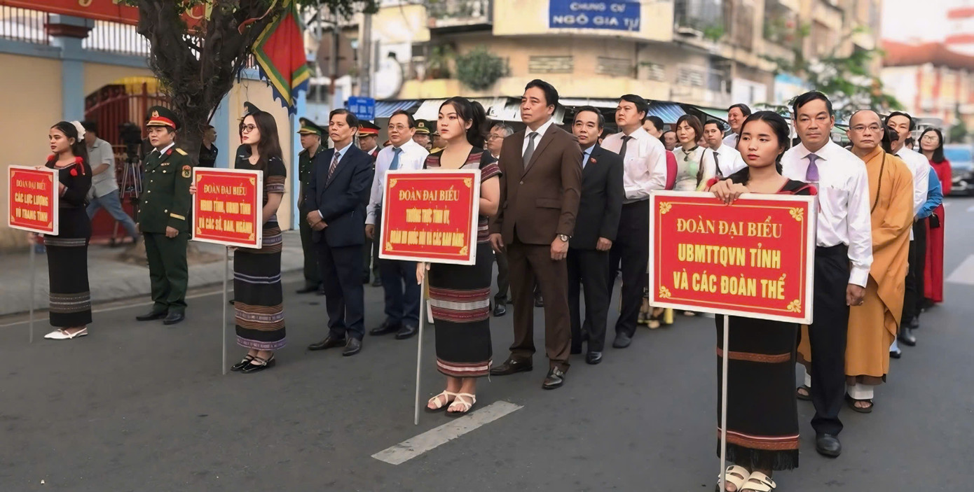 Lãnh đạo tỉnh Khánh Hòa cùng cán bộ, nhân dân địa phương đến trước Đền Hùng Vương từ rất sớm để chuẩn bị dâng hương. Lãnh đạo tỉnh Khánh Hòa cùng cán bộ, nhân dân địa phương đến trước Đền Hùng Vương từ rất sớm để chuẩn bị dâng hương.