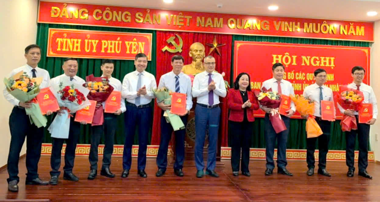 Trao quyết định điều động và bổ nhiệm 7 cán bộ tỉnh Phú Yên. Trao quyết định điều động và bổ nhiệm 7 cán bộ tỉnh Phú Yên.