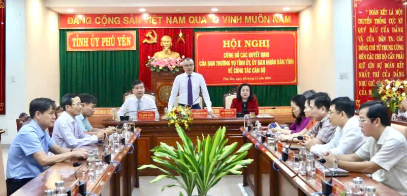 Bí thư Tỉnh ủy Phú Yên kỳ vọng các cán bộ được điều động, bổ nhiệm sẽ nỗ lực hoàn thành tốt các nhiệm vụ được giao trong thời gian tới. Bí thư Tỉnh ủy Phú Yên kỳ vọng các cán bộ được điều động, bổ nhiệm sẽ nỗ lực hoàn thành tốt các nhiệm vụ được giao trong thời gian tới.