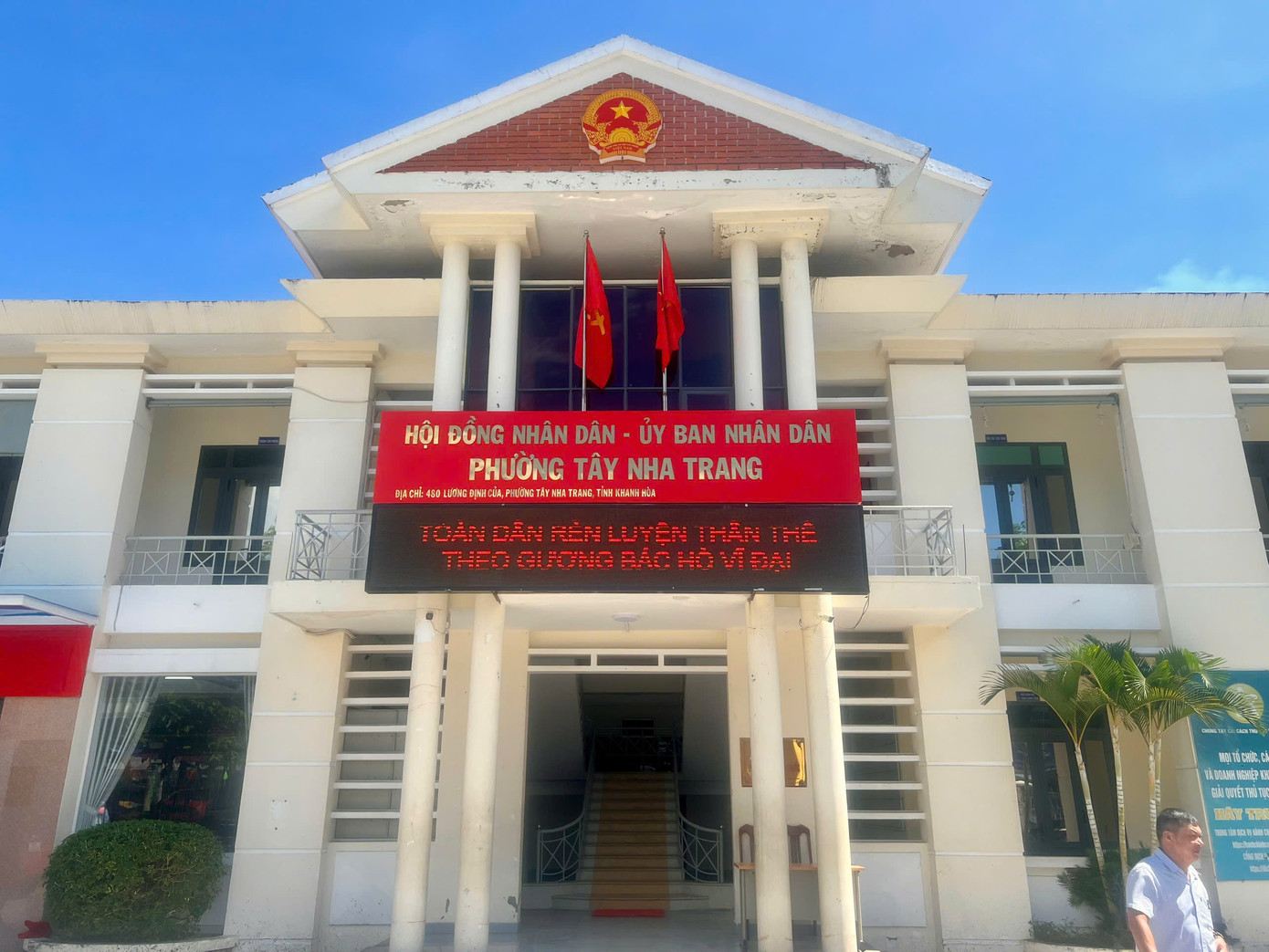 Trụ sở UBND phường Tây Nha Trang (trụ sở UBND xã Vĩnh Ngọc cũ) đã thay bảng hiệu mới. Trụ sở UBND phường Tây Nha Trang (trụ sở UBND xã Vĩnh Ngọc cũ) đã thay bảng hiệu mới.