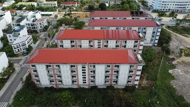 Ký túc xá sinh viên Nha Trang cũng đang bỏ hoang, xuống cấp. Ký túc xá sinh viên Nha Trang cũng đang bỏ hoang, xuống cấp.