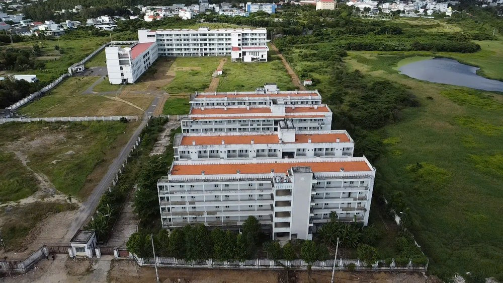Khu ký túc xá trường Cao đẳng Y tế Khánh Hòa bỏ hoang 10 năm nay. Khu ký túc xá trường Cao đẳng Y tế Khánh Hòa bỏ hoang 10 năm nay.