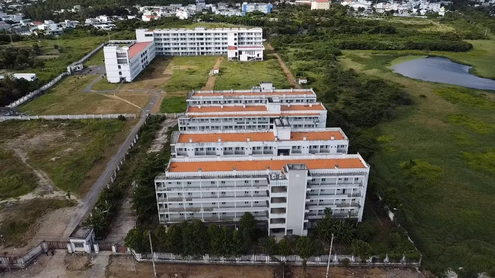 Khu ký túc xá trường Cao đẳng Y tế Khánh Hòa bỏ hoang 10 năm nay.