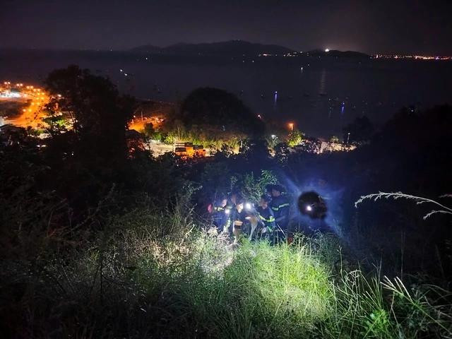 Lực lượng đưa 2 thanh niên mắc kẹt xuống núi trong đêm 14/3. Ảnh: Công an cung cấp. Lực lượng đưa 2 thanh niên mắc kẹt xuống núi trong đêm 14/3. Ảnh: Công an cung cấp.