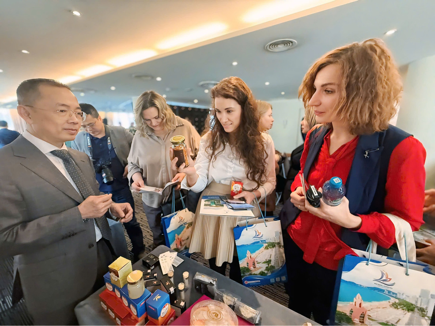 Đại diện doanh nghiệp lữ hành của Nga tìm hiểu thông tin về du lịch Khánh Hòa. Đại diện doanh nghiệp lữ hành của Nga tìm hiểu thông tin về du lịch Khánh Hòa.