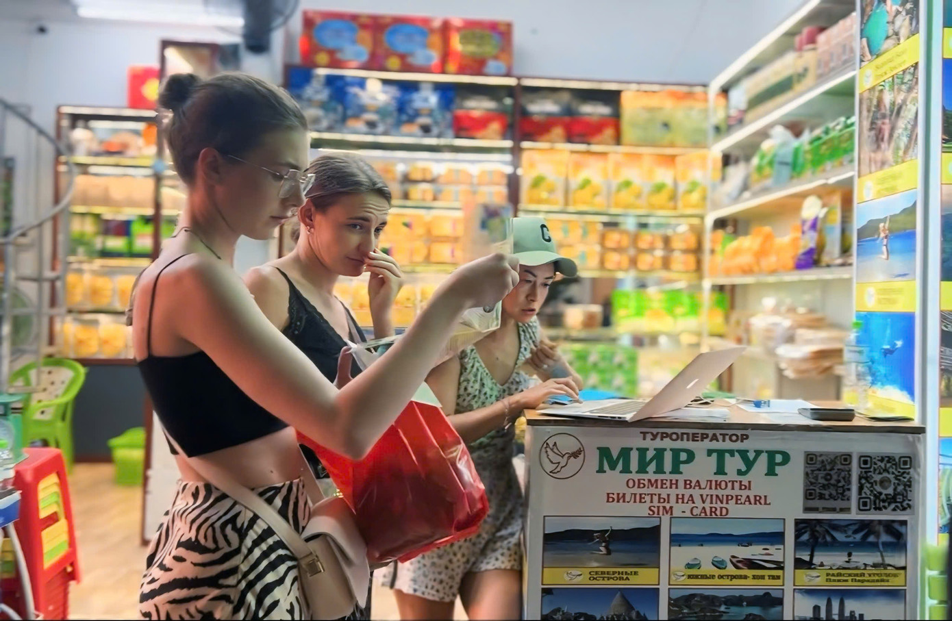 Khách Nga tại cửa hàng bán đặc sản địa phương. Khách Nga tại cửa hàng bán đặc sản địa phương.