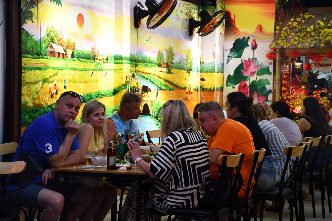 Anh Trịnh Thanh Tâm (quản lý quán cơm niêu Vị nhà, đường Hùng Vương, TP. Nha Trang) cho biết, lượng khách đến quán của anh chiếm hơn 60 % là khách Nga. "So với năm 2024, năm nay khách Nga đến quán tôi tăng rất nhiều, đặc biệt là từ tháng 3 trở lại đây. Họ có xu hướng trở thành khách quen trong khoảng 10-15 ngày trước khi các đoàn mới lại đến", anh Tâm cho hay. Anh Trịnh Thanh Tâm (quản lý quán cơm niêu Vị nhà, đường Hùng Vương, TP. Nha Trang) cho biết, lượng khách đến quán của anh chiếm hơn 60 % là khách Nga. "So với năm 2024, năm nay khách Nga đến quán tôi tăng rất nhiều, đặc biệt là từ tháng 3 trở lại đây. Họ có xu hướng trở thành khách quen trong khoảng 10-15 ngày trước khi các đoàn mới lại đến", anh Tâm cho hay.