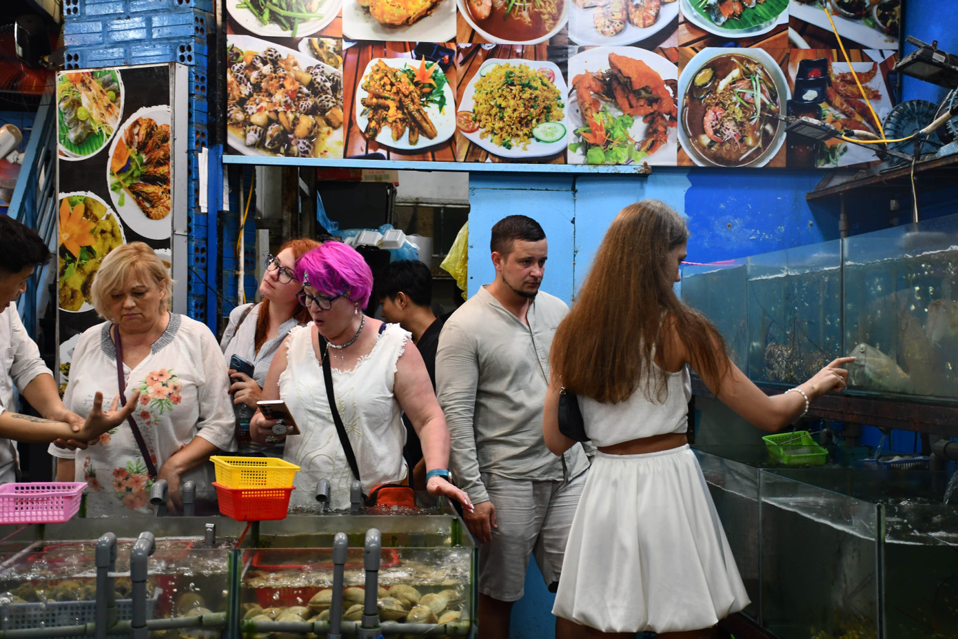 Các nhà hàng hải sản trên đường Nguyễn Thị Minh Khai cũng thu hút đông khách Nga. Các nhà hàng hải sản trên đường Nguyễn Thị Minh Khai cũng thu hút đông khách Nga.