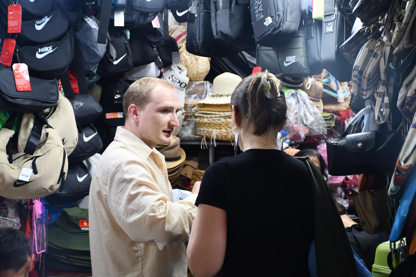 Cặp vợ chồng người Nga đang mua sắm tại một cửa hàng ở khu chợ đêm. Cặp vợ chồng người Nga đang mua sắm tại một cửa hàng ở khu chợ đêm.