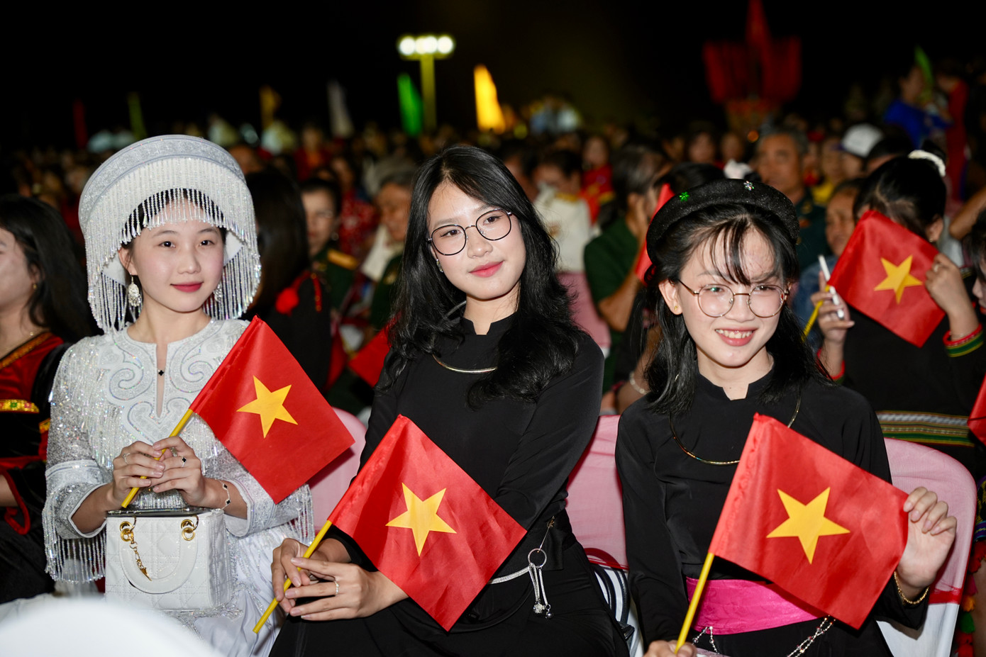 Các đại biểu các dân tộc thiểu số tỉnh Khánh Hòa dự lễ kỷ niệm.