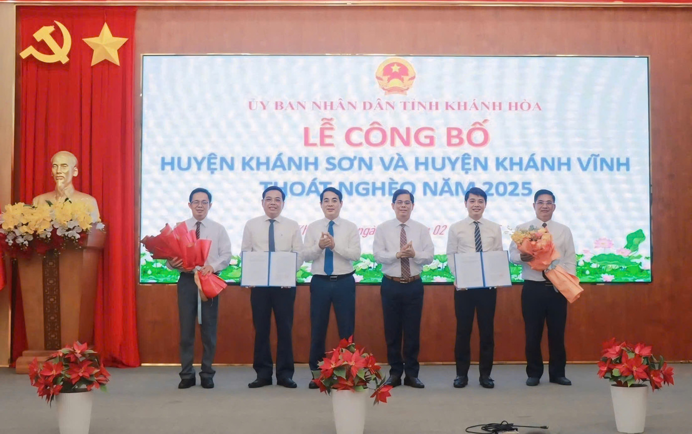 Lãnh đạo tỉnh Khánh Hòa trao quyết định của Thủ tướng Chính phủ cho đại diện hai huyện Khánh Sơn và Khánh Vĩnh.