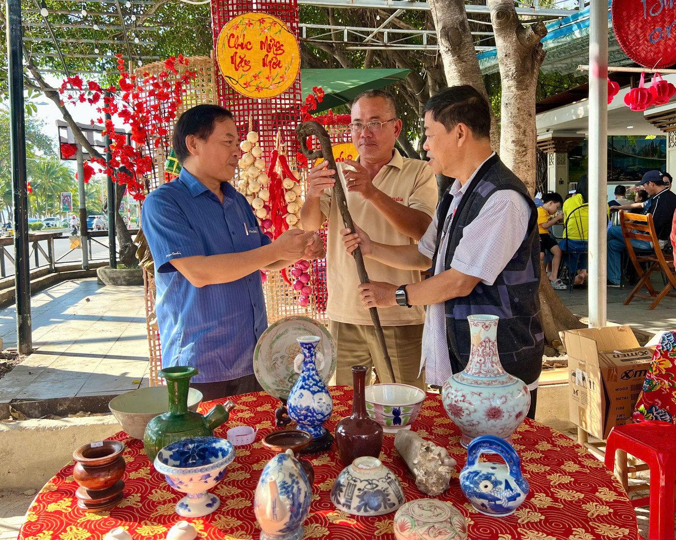 Phiên chợ không chỉ là nơi mua bán mà đã trở thành nơi giao lưu văn hóa của những người sưu tầm đồ cổ, đồ cũ tại thành phố Nha Trang và các địa phương trên địa bàn tỉnh Khánh Hòa.