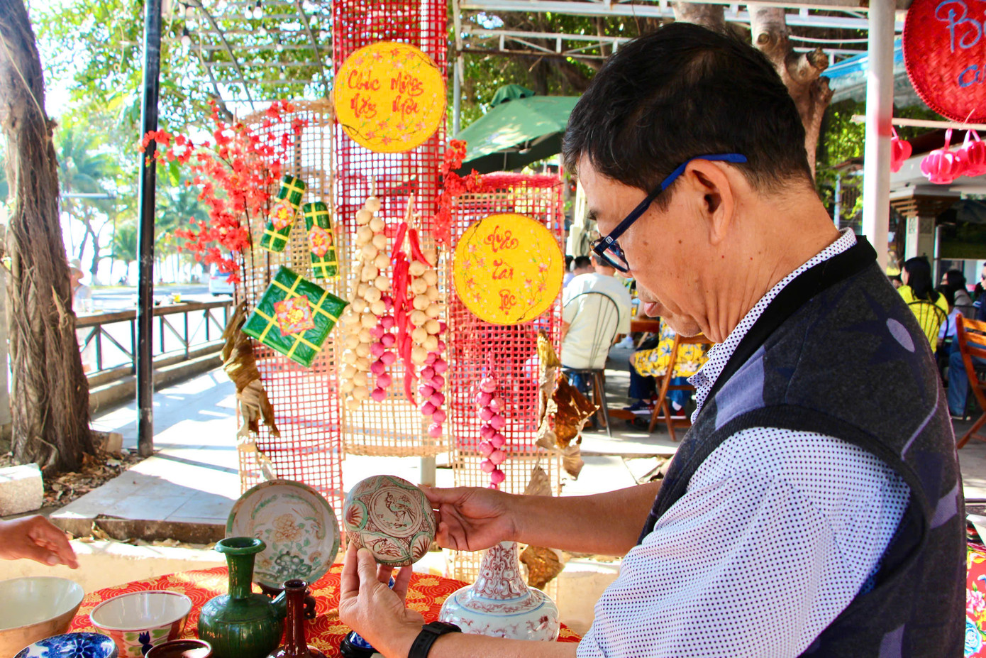 Ông Phạm Đức Hùng (ở thành phố Nha Trang, tỉnh Khánh Hòa), cho biết: Nha Trang có rất ít kênh giới thiệu về đồ cổ, đồ cũ. Phiên chợ như này cũng là chỗ để giới thiệu các món đồ cổ, đồ cũ, kể cả đồ hiện đại nhưng chế tác độc đáo cũng khiến người xem như chúng tôi cảm thấy thích thú.