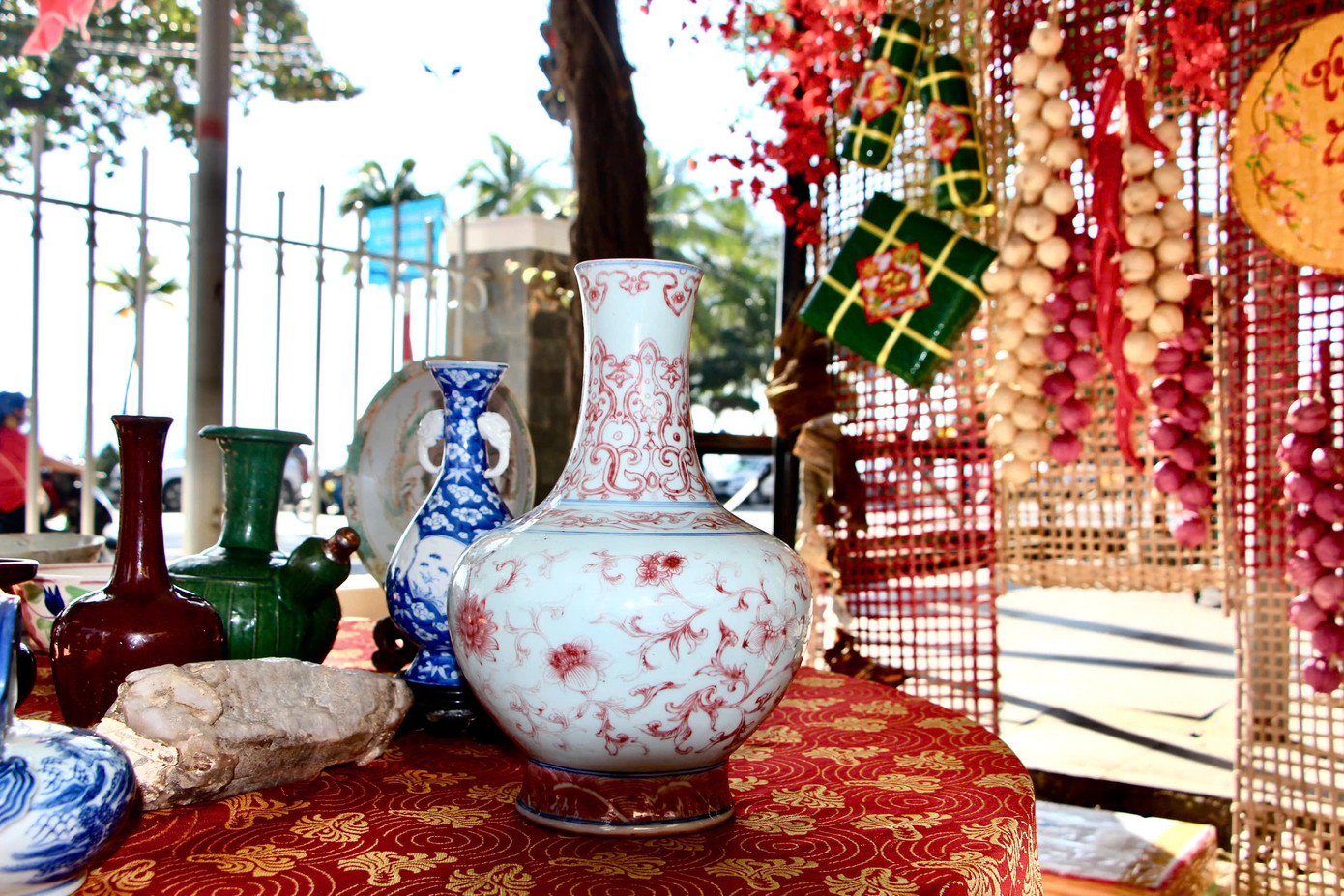 Chiếc bình hoa đời nhà Thanh có giá 50 triệu đồng.