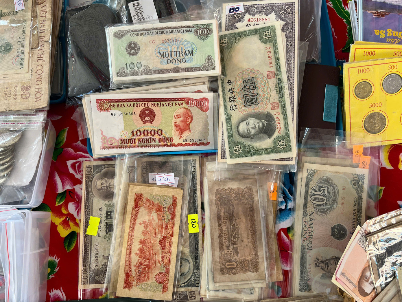 Những tờ tiền đã ngừng sản xuất được bán lại với giá từ 50.000-200.000 đồng/ tờ.