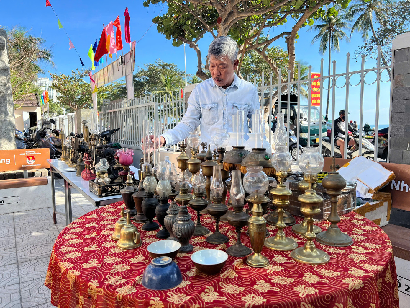 Những món đồ cũ, đồ xưa tại phiên chợ này có giá từ vài trăm đến hàng chục triệu đồng.