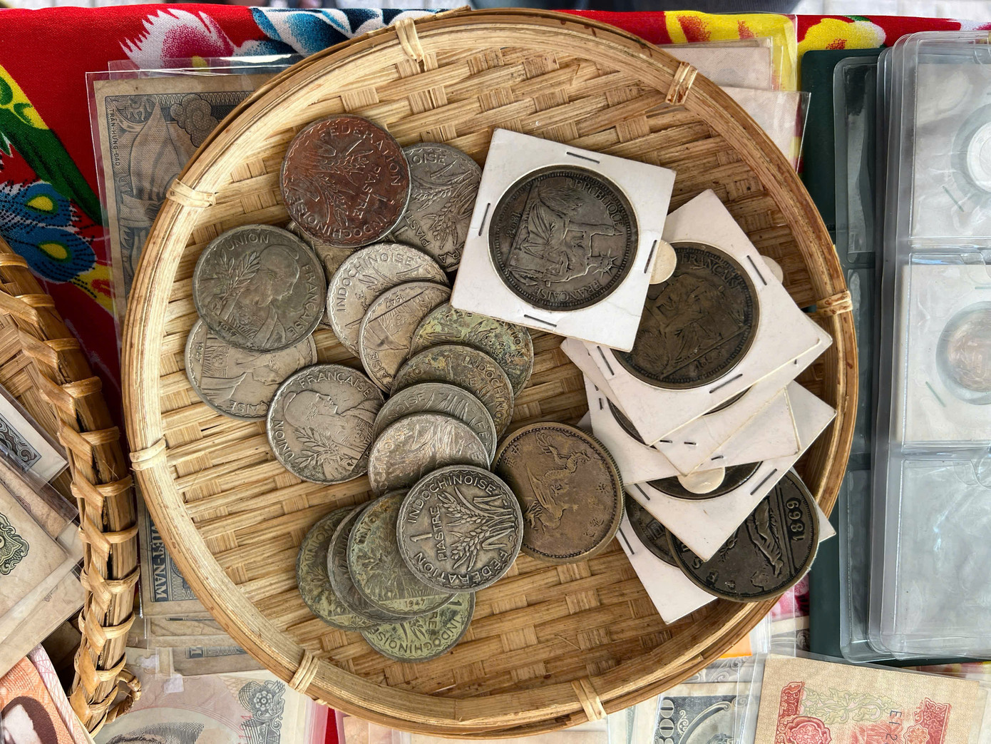 Những đồng tiền xu giá trị khác nhau được bày bán tại phiên chợ.