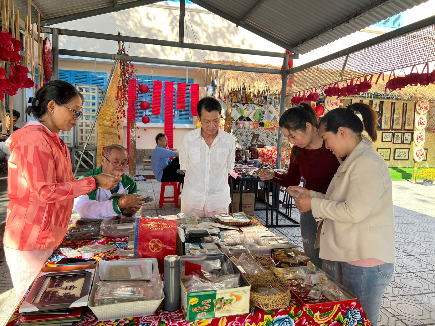 Gian hàng tiền cũ thu hút sự quan tâm của nhiều người.