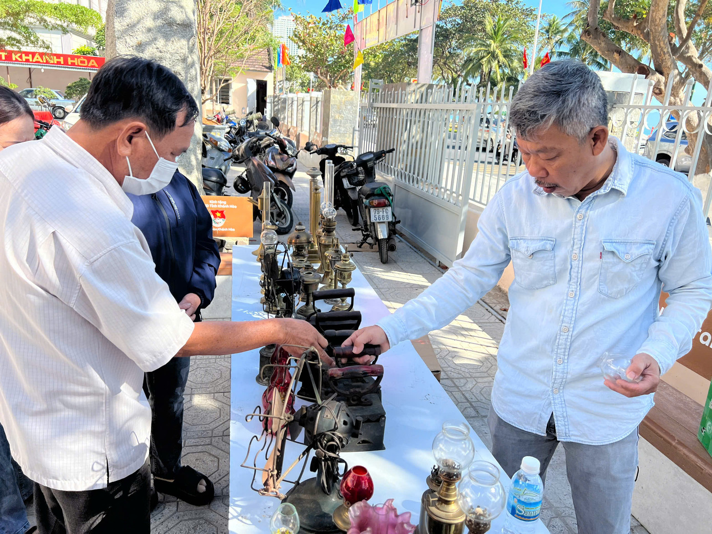 Dừng lại ở trước gian hàng bán bàn là con gà, ông Nguyễn Gia Trang (thành phố Nha Trang, tỉnh Khánh Hòa) ngắm nghía hồi lâu rồi hỏi kỹ niên đại của từng loại bàn là.