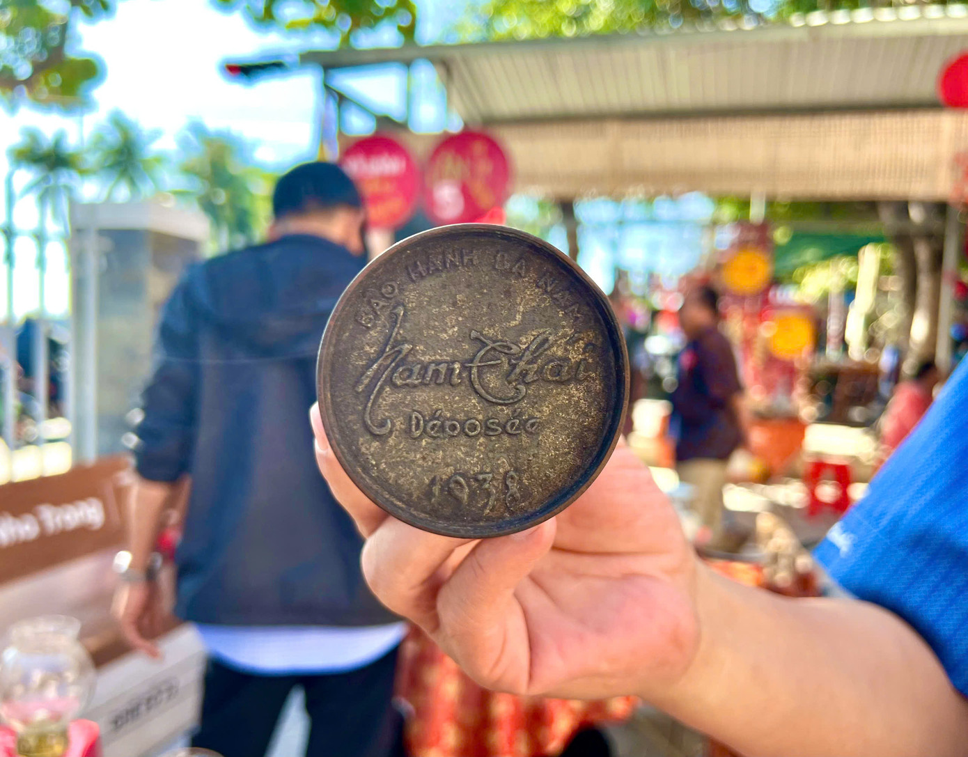 Cặp đèn dầu Nam Thái được sản xuất năm 1938, có giá 12 triệu đồng.