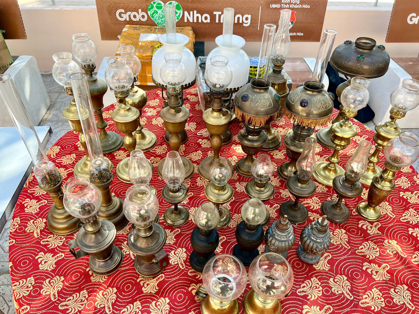 Một góc trưng bày các loại đèn thờ, đèn dầu.