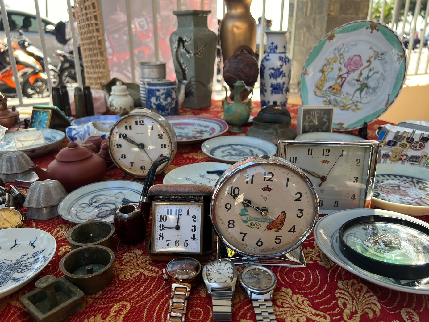 Khách có thể tìm thấy và mua sắm những món đồ cũ với nhiều chủng loại và các mức giá khác nhau. Từ những món đồ quý như: bình kendy đời Đường, hộp đựng son phấn thời Khang Hy, đồ gốm Chu Đậu, tinh thể đá quý… đến những vật dụng quen thuộc như: đồng hồ, đèn dầu...