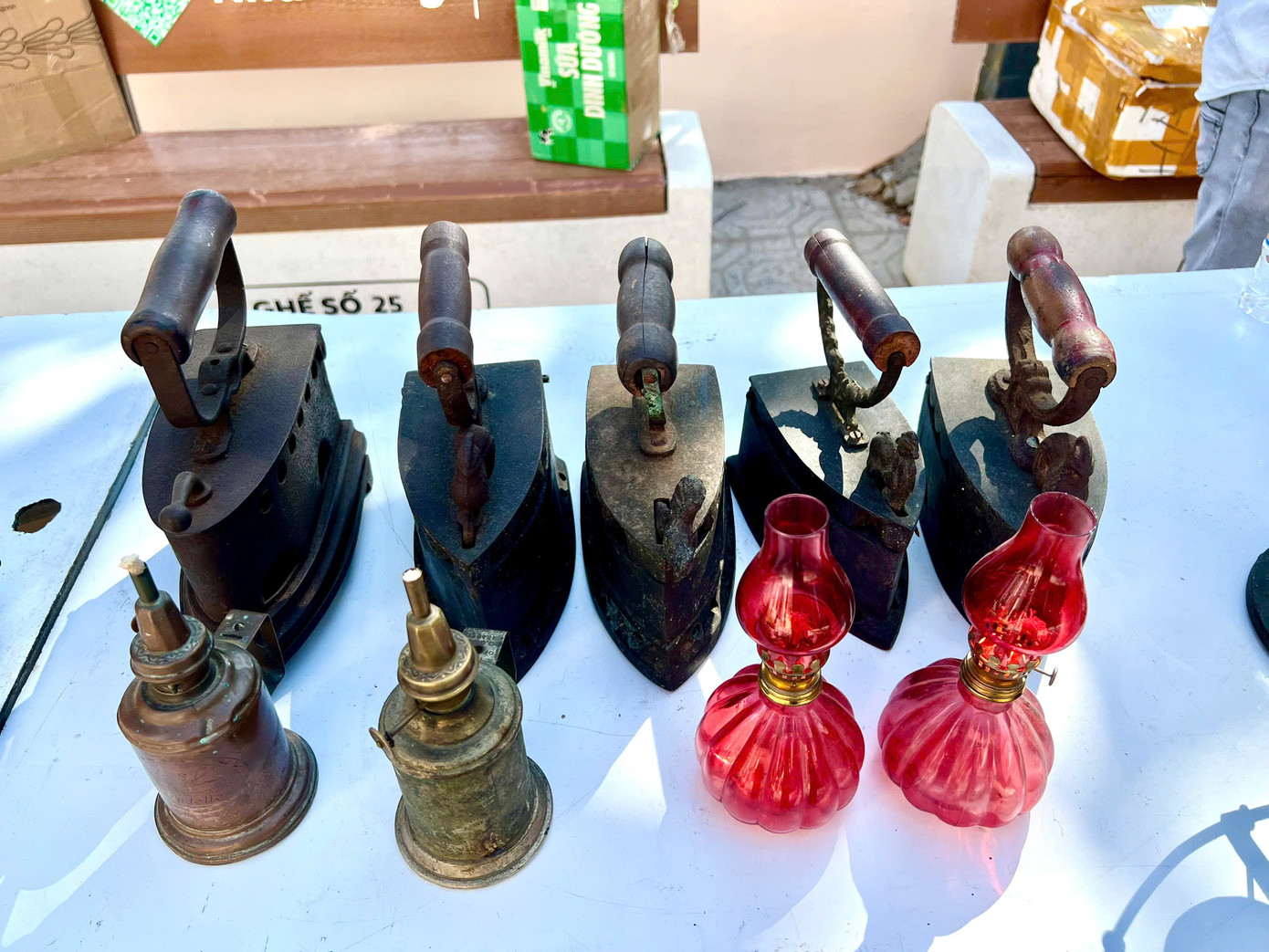 "Đối với những người lớn tuổi thì khi thấy những chiếc bàn là con gà, những đồng tiền cũ hay đèn trưng bàn thờ sẽ gợi lại kỷ niệm thời thơ ấu. Phiên chợ như này nên có để những người trẻ có đến đây cũng biết được những đồ xưa của ông bà đã từng dùng. Ai có điều kiện thì mua lại như một món đồ kỷ niệm", ông Trang chia sẻ.