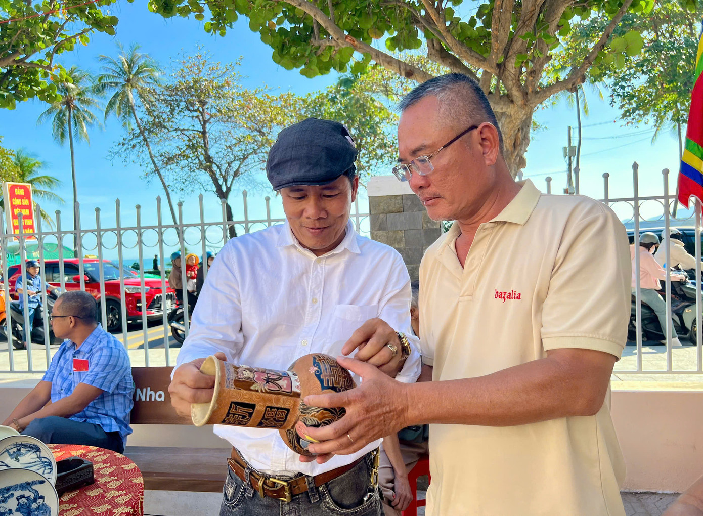 Cả người mua và người bán đến phiên chợ không chỉ để mua bán mà họ còn muốn đến đây để chiêm ngưỡng những món đồ như một thú chơi tao nhã đầu xuân.