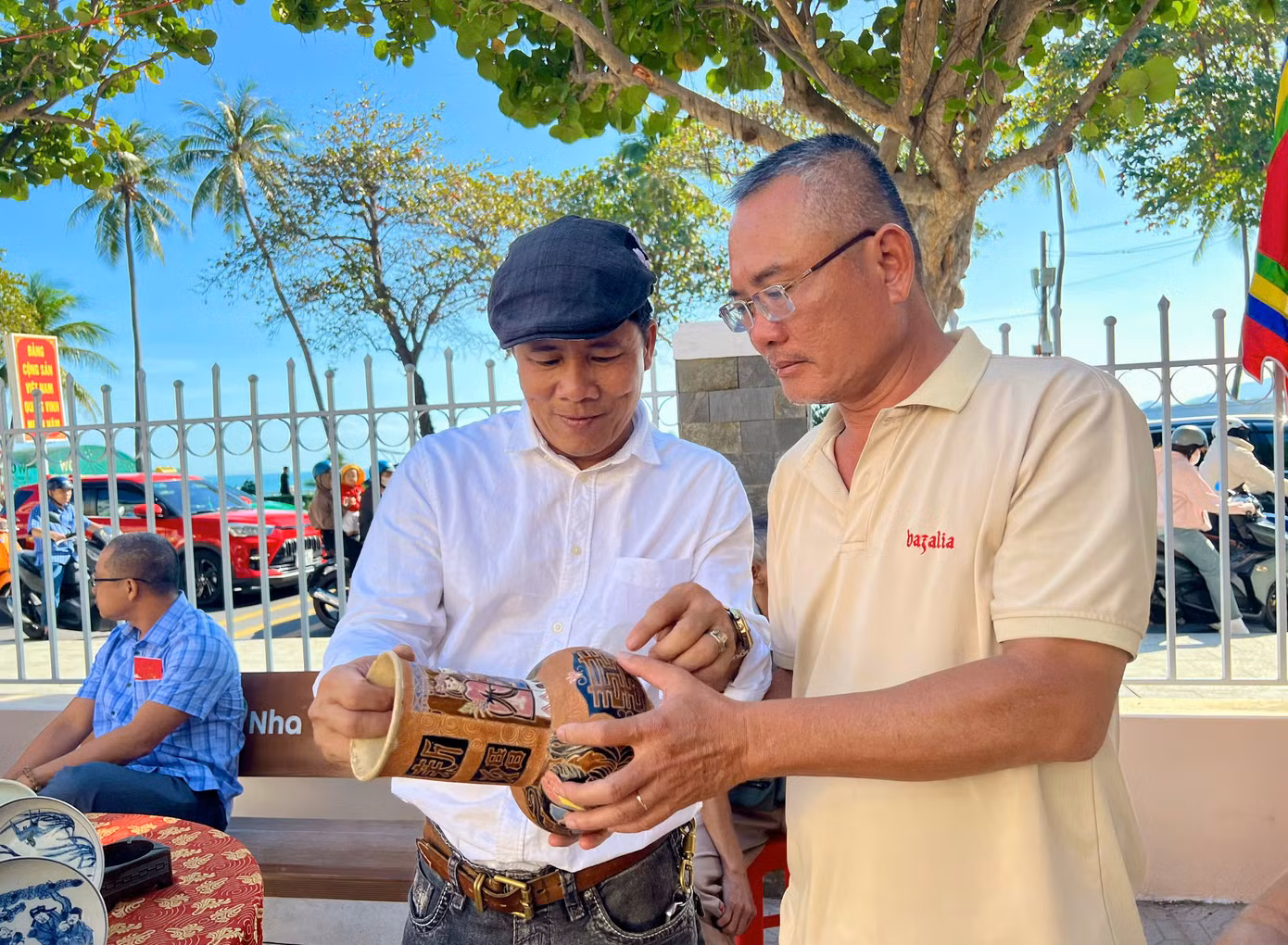 Cả người mua và người bán đến phiên chợ không chỉ để mua bán mà họ còn muốn đến đây để chiêm ngưỡng những món đồ như một thú chơi tao nhã đầu xuân.