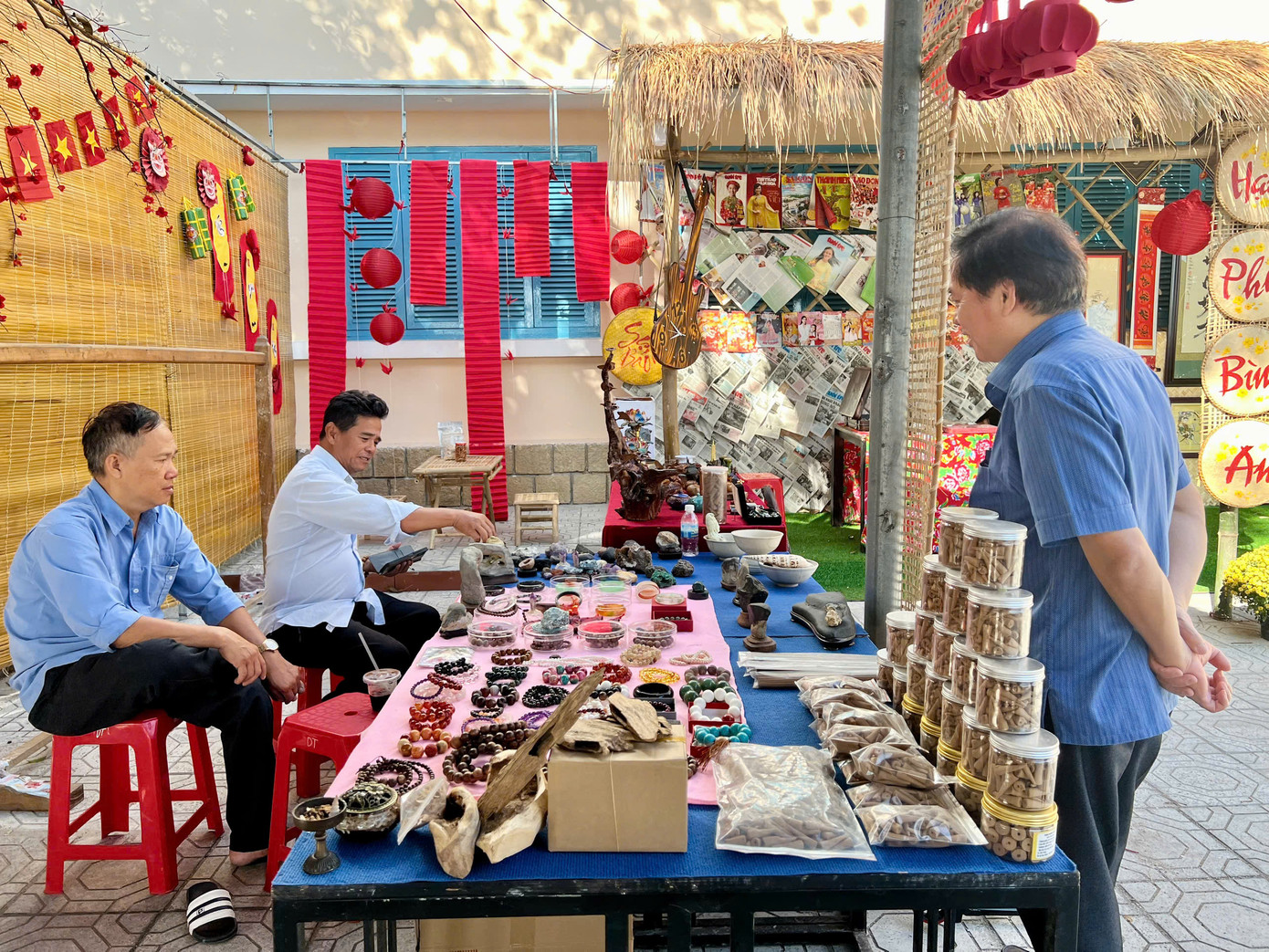 Ngày 2/2 (mùng 5 Tết), tại Bảo tàng tỉnh Khánh Hòa, Câu lạc bộ cổ vật Nha Trang tổ chức phiên chợ đồ cũ, đồ xưa thu hút sự quan tâm của nhiều người.