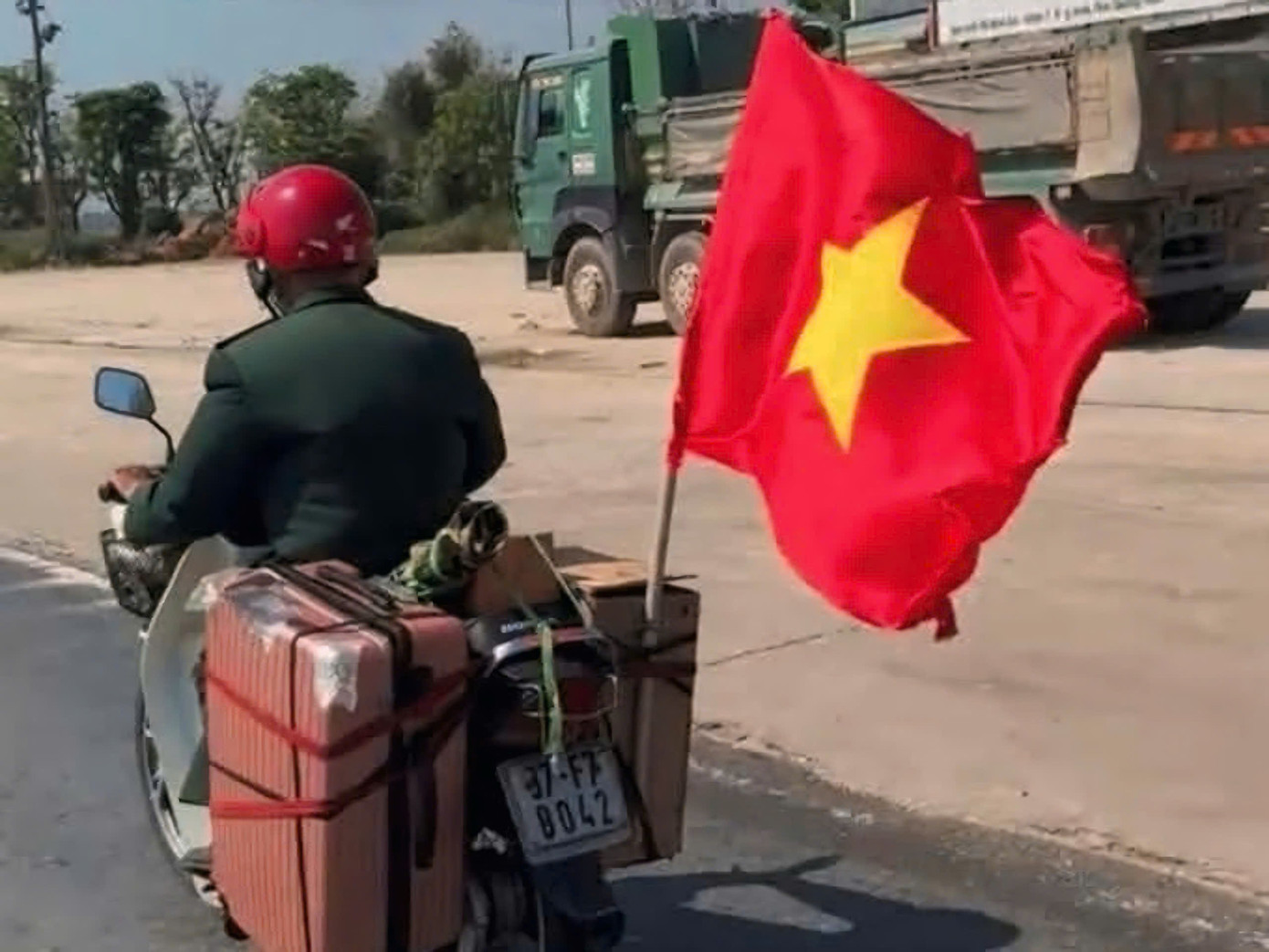 Hình ảnh ông Thanh chạy xe máy trên đường được người dân ghi lại. Ảnh: T.T Hình ảnh ông Thanh chạy xe máy trên đường được người dân ghi lại. Ảnh: T.T