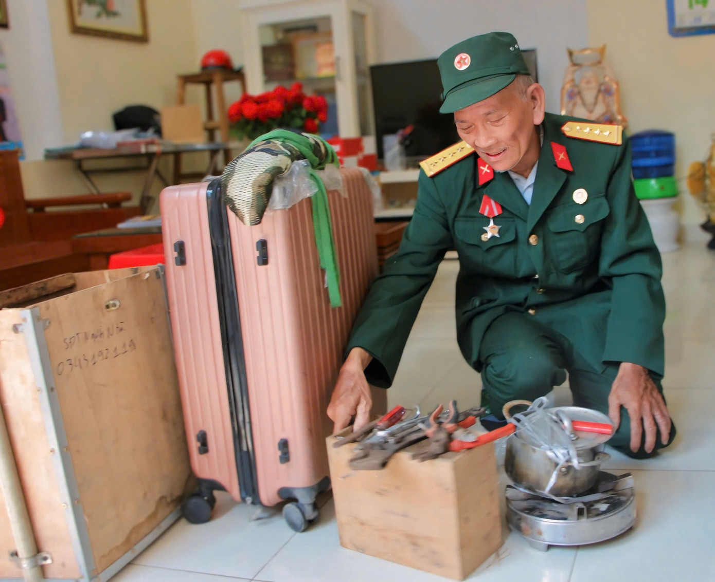 Ông Trần Văn Thanh chuẩn bị hành trang đi đường. Ông Trần Văn Thanh chuẩn bị hành trang đi đường.