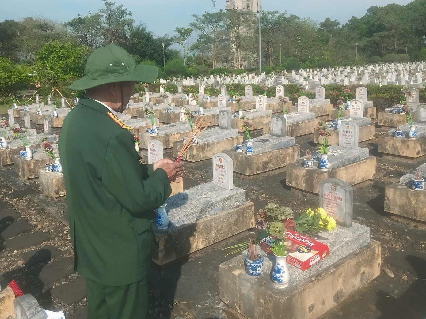 Ông Thanh thắp hương tại Nghĩa trang liệt sĩ huyện Vĩnh Linh, tỉnh Quảng Trị. Ảnh: NVCC. Ông Thanh thắp hương tại Nghĩa trang liệt sĩ huyện Vĩnh Linh, tỉnh Quảng Trị. Ảnh: NVCC.