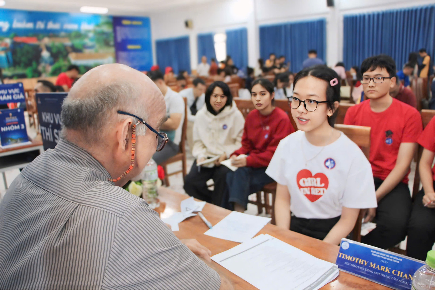 Thí sinh thi vấn đáp trực tiếp với giám khảo nước ngoài. Thí sinh thi vấn đáp trực tiếp với giám khảo nước ngoài.