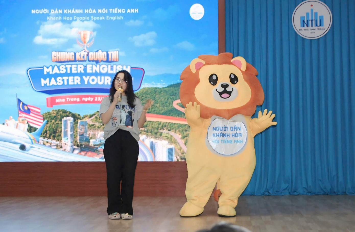 Thí sinh thể hiện khả năng hát tiếng Anh tại cuộc thi. Thí sinh thể hiện khả năng hát tiếng Anh tại cuộc thi.