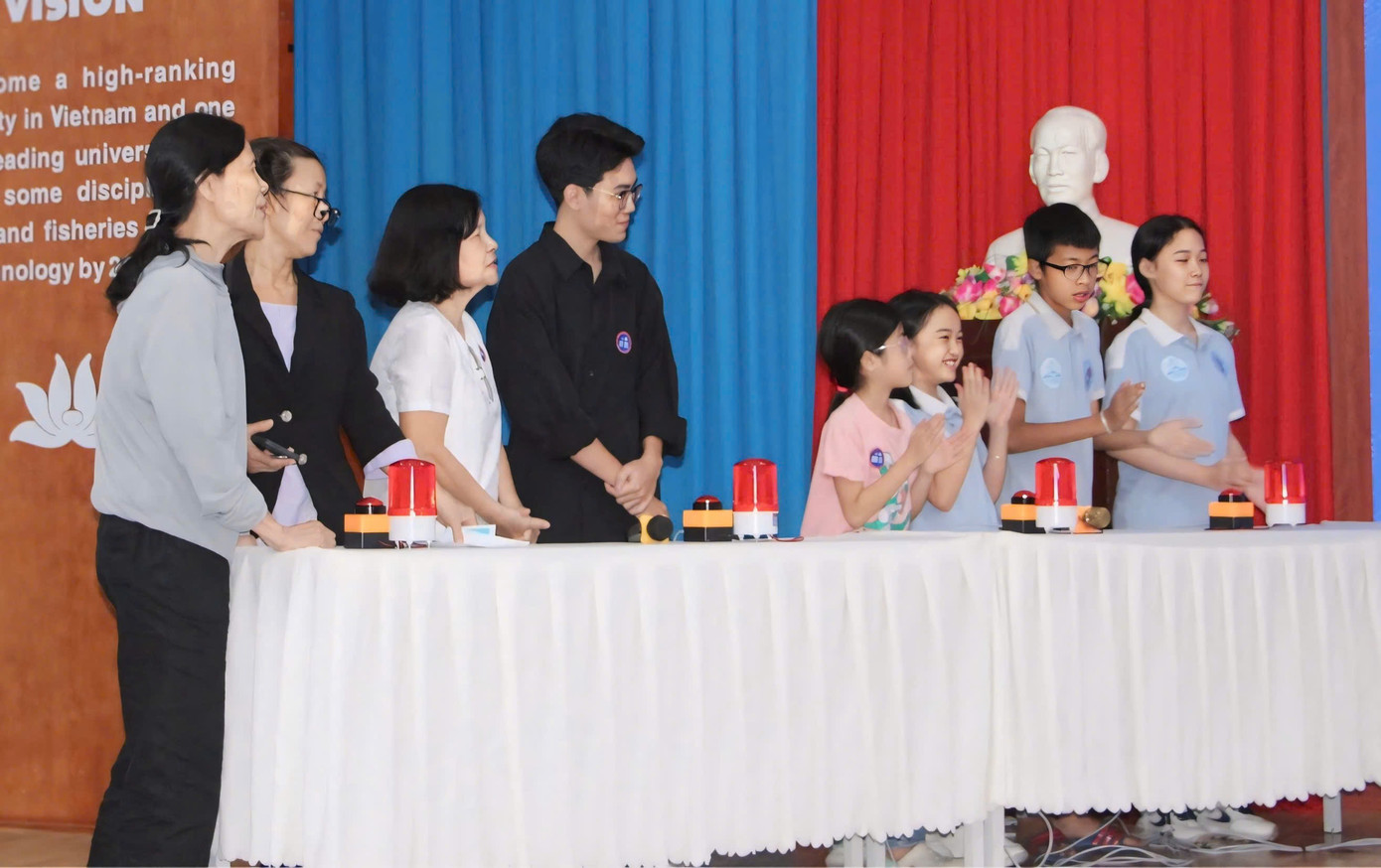 Cuộc thi này dành cho nhiều học sinh, sinh viên, cán bộ đến tiểu thương. Cuộc thi này dành cho nhiều học sinh, sinh viên, cán bộ đến tiểu thương.