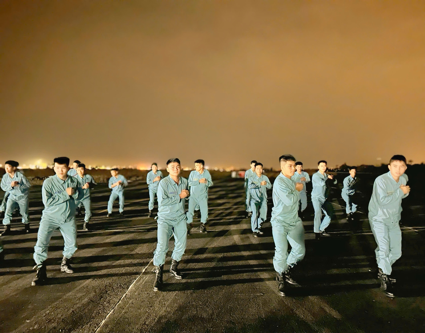 Từ sáng sớm, các học viên đã có mặt đầy đủ và khởi động trước khi thực hành nhảy dù.