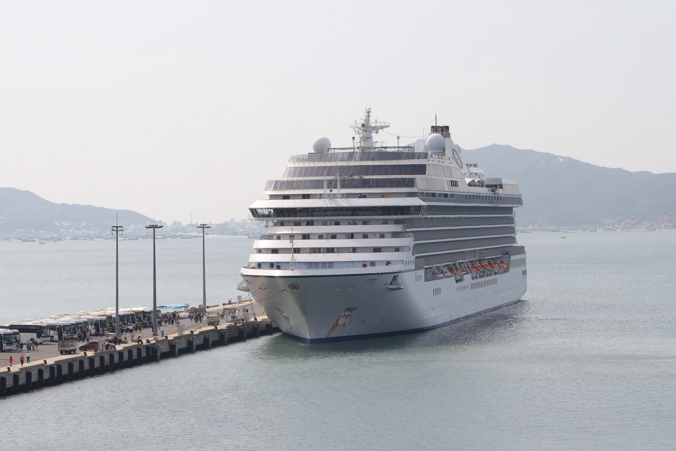 Tàu Oceania Riviera chở theo 1.200 du khách quốc tế cập cảng Cam Ranh. Ảnh: V.Đ.