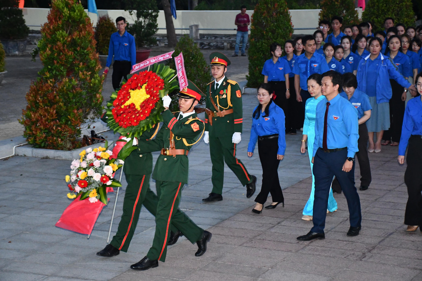 Các đại biểu dâng hoa trước tượng đài Tổ quốc ghi công tại Nghĩa trang liệt sĩ Hòn Dung.