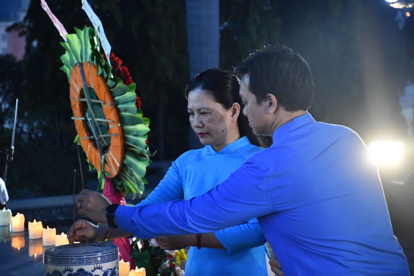 Phó Trưởng ban Tuyên giáo và Dân vận Tỉnh ủy Khánh Hòa Lê Vinh Liên Trang và Bí thư Tỉnh đoàn Trần Anh Tuấn thắp hương tri ân các anh hùng liệt sĩ.