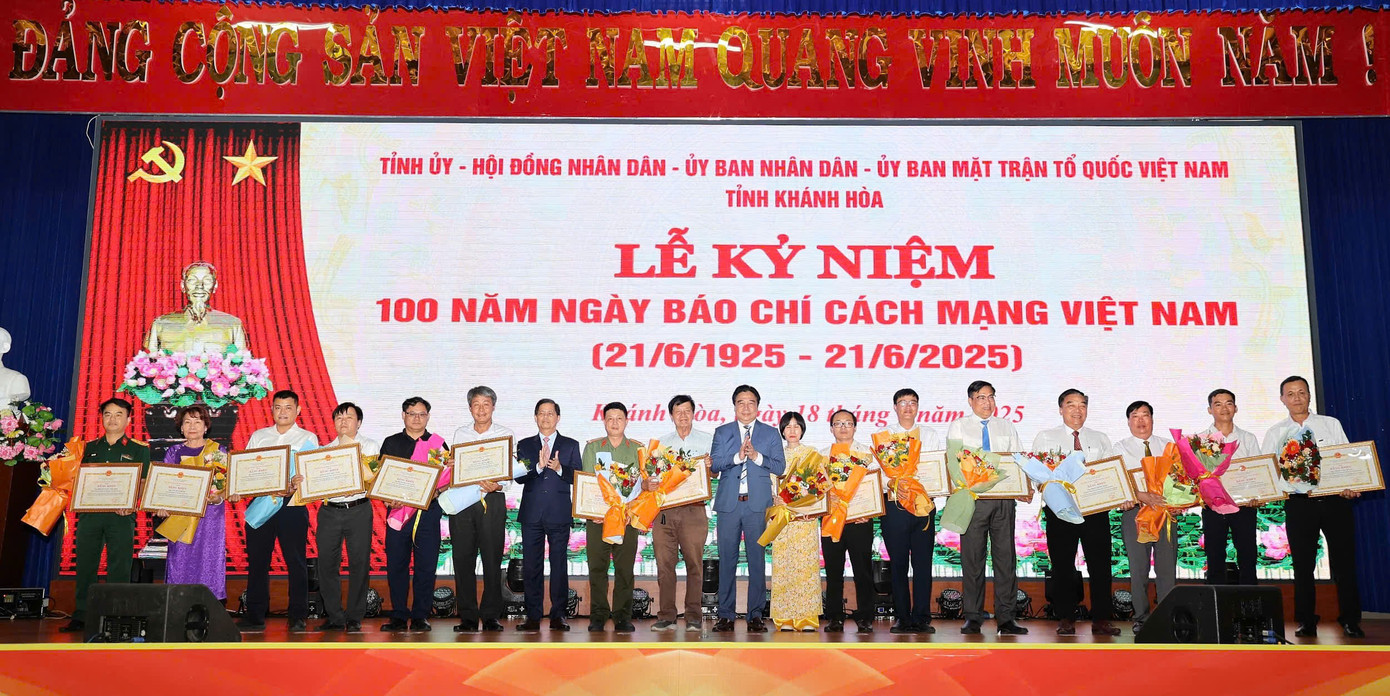 Lãnh đạo tỉnh Khánh Hòa trao Bằng khen cho các phóng viên có thành tích xuất sắc trong công tác tuyên truyền tại địa phương.