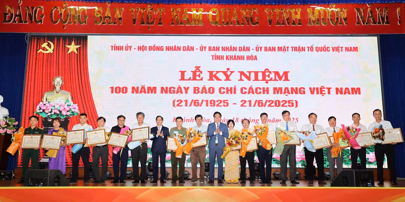 Lãnh đạo tỉnh Khánh Hòa trao Bằng khen cho các phóng viên có thành tích xuất sắc trong công tác tuyên truyền tại địa phương.