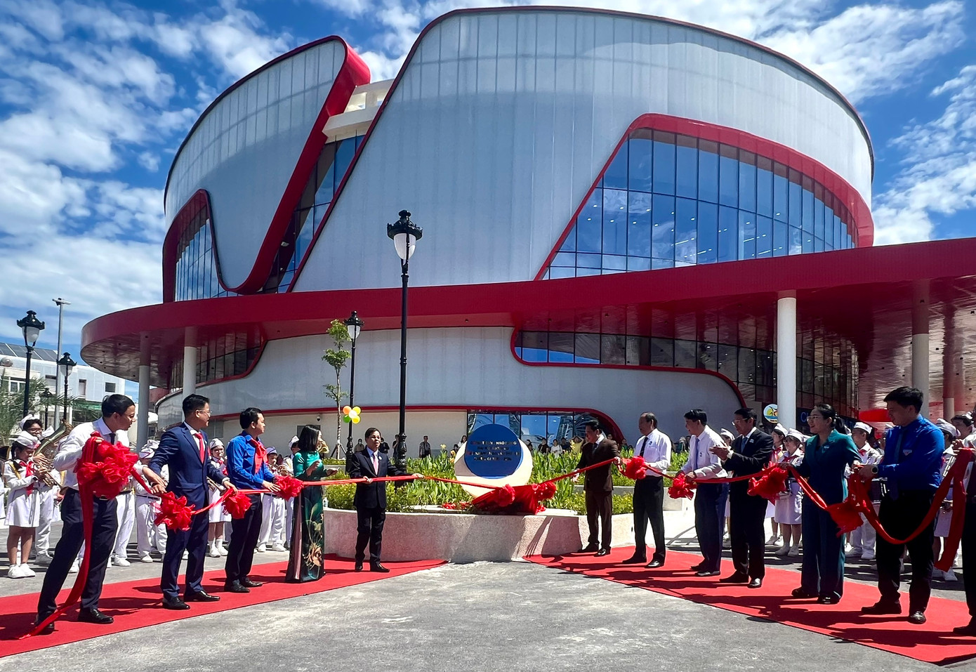 Các đại biểu làm lễ gắn biển "Công trình chào mừng Đại hội đại biểu Đảng bộ tỉnh Khánh Hòa lần thứ XIX, nhiệm kỳ 2025-2030". Các đại biểu làm lễ gắn biển "Công trình chào mừng Đại hội đại biểu Đảng bộ tỉnh Khánh Hòa lần thứ XIX, nhiệm kỳ 2025-2030".