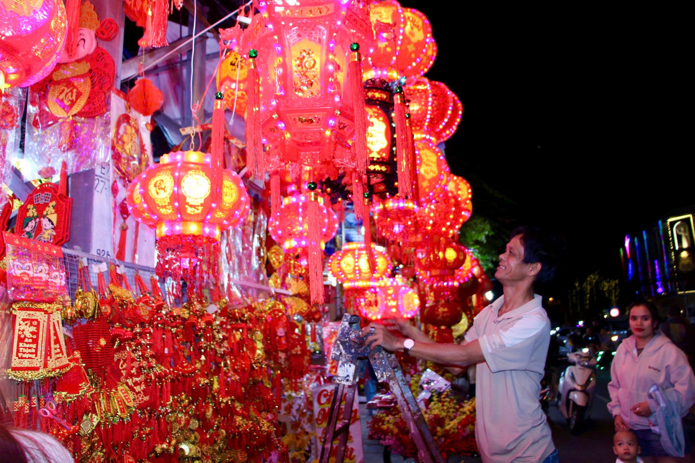 Những người bán hàng treo thêm đèn lồng để gian hàng của mình thêm đa dạng giúp người dân có nhiều lựa chọn.